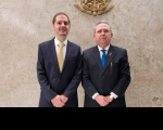 Imagem do advogado-geral da União e do presidente do TRT-16, lado a lado, tendo a fundo parede em tom bege e o brasão dourado da República do Brasil.