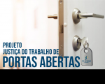 Detalhe fotográfico de maçaneta de porta com chave customizada com a logomarca do TRT-16 e texto lateral Projeto Justiça do Trabalho de Portas Abertas em letras maiúsculas na cor azul.