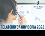 Imagem com fundo claro e, no primeiro plano, a foto cabeça de uma mulher que está usando fone de ouvido durante atendimento. Na parte inferior, o texto Relatório da Ouvidoria 2022.
