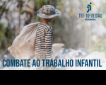 Imagem de um menino carregando um saco num ambiente na natureza que parece um lixão. A criança veste uma camisa listrada de mangas compridas e usa um chapéu na cabeça. abaixo, o texto Combate ao Trabalho Infantil. Acima, à direita, a logomarca do Tribunal.