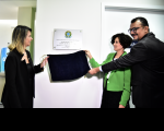 Presidente do TRT-16, desembargadora Márcia Farias (à esquerda), descerra a placa de inauguração das novas instalações do CEJUSC Imperatriz na companhia da juíza Liliane de Lima (coordenadora) e do juiz Nelson Robson (diretor do Fórum de Imperatriz).