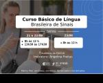 Imagens de pessoas se comunicando por meio de língua de sinais, usando as mãos no segundo plano. No primeiro, a imagem apresenta informações do curso, em caixa branca com letras na cor predominantemente preta. Na parte de baixo, estão posicionados as logos da Escola Judicial e do TRT-16.