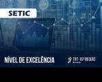 Arte com fundo azul transparente. No canto superior esquerdo a palavra SETIC na cor preta escrita sobre um retângulo de fundo branco. Na parte de baixo a mensagem Nível de Excelência na cor braça. E a logo do TRT-16ª Região posiciona no canto inferior direito.