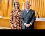 A imagem mostra ao centro, a presidente do TRT16, desembargadora Márcia Andrea Farias ao lado do vice-presidente e corregedor do TRT16, desembargador Carvalho Neto. Ambos estão em pé em um auditório na Sede do TST em Brasília (DF)