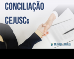 Arte com fundo claro, mostra em detalhe o aperto de mãos entre duas pessoas. Na parte de cima, em destaca a mensagem: Conciliação CEJUSCs