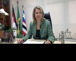 Foto da presidente do TRT-16, desembargadora Márcia Andrea Farias. Ao fundo as bandeiras do Brasil, do Maranhão e do TRT-16.