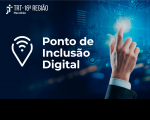 Arte com dores azul escuro e claro ao fundo. No centro, um ícone no formato de ponto de localização /ao lado da mensagem. Ponto de Inclusão Digital.