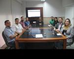 Foto mostra reunião com a diretora-geral Fernanda Marques e servidores. 