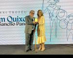 Foto em destaque a presidente do TRT-16 desembargadora Márcia Andrea Farias ao lado do ministro Aluysio Corrêa - presidente do TST. Eles seguram uma medalha. 