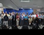 Foto mostra servidores e o médico Antônio Minervino em pé no auditório da EJUD16