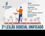 Arte com fundo em tons de cinza, com ilustração de um homem falando ao microfone e com martelo na mão direita simulando ser um leiloeiro, que está num palco. Próximo ao palco, várias mãos levantam placas como se fossem lanços. Abaixo, o texto 2º LEILÃO JUDICIAL UNIFICADO.