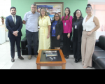 Imagem da presidente do TRT16 desa. Márcia Andrea Farias ao lado do arquiteto César Cardoso e servidores da alta direção. Estão em pé, no gabinete da presidência do TRT-16