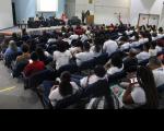 Foto mostra o auditório juiz Ari Rocha cheio de pessoas. Ao fundo, autoridades convidadas para palestrar no Fórum Caminhos da Liberdade sentadas diante do público.