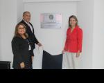 Foto mostra a presidente do TRT16 desa. Márcia Andrea Farias, a Diretora-Geral Fernanda Marques e o Sec.de Gestão de Pessoas Marcos Pires inaugurando a nova sala da SGP.