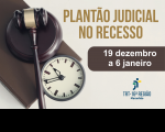 Arte com fundo bege e em detalhe um relógio um martelo. A informação em primeiro plano: PLANTÃO JUDICIAL NO RECESSO, e da data 19/12 a 06/01/2025