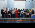 Foto mostra a presidente do TRT-16, desa. Márcia Andrea Farias no auditório Ari Rocha com inúmeros servidores, terceirizados e estagiários, após a entrega de prêmios