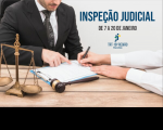 Foto onde se vê recorte de um homem claro à esquerda, usando terno escuro e apontando para anotações em um papel. À direita, veem-se braços e mãos de outro homem claro, usando camisa branca de mangas compridas e escrevendo sobre o mesmo papel. Eles estão sentados à uma mesa de madeira e, à sua frente, em primeiro plano, veem-se uma balança da Justiça e um martelo de juiz. No canto superior direito, lê-se INSPEÇÃO JUDICIAL e DE 7 A 20 DE JANEIRO. Logo abaixo do texto, vê-se a logomarca do TRT-16.