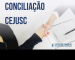 Arte com fundo claro, mostra em detalhe o aperto de mãos entre duas pessoas. Na parte de cima, em destaca a mensagem: Conciliação CEJUSCs