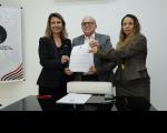 Foto com a presidente Márcia Andrea Farias, o procurador Geral do Estado Valdêncio Caminha e a juíza Joanna D´Arck. Eles seguram o edital.