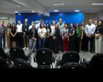 Foto mostra servidores posicionados em pé no auditório da EJUD do TRT16 durante ação alusivo a campanha Janeiro Branco