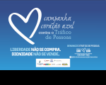A imagem é um pôster de campanha contra o tráfico de pessoas, com um fundo azul e um grande coração branco no lado esquerdo. O título principal é "campanha coração azul contra o Tráfico de Pessoas", com a frase "LIBERDADE NÃO SE COMPRA. DIGNIDADE NÃO SE VENDE." Na parte inferior direita, há informações sobre como denunciar o tráfico de pessoas e logotipos de várias organizações.