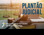 Foto de uma mesa com um martelo de juiz sobre um livro, ao centro, em primeiro plano. Em segundo plano, à esquerda, uma balança dourada da justiça e, à direita, um notebook prateado aberto. Ao fundo, paisagem de jardim ao por do sol. Inscrição PLANTÃO JUDICIAL em azul marinho no canto superior direito. Logomarca do TRT-MA, na versão branca, no canto inferior esquerdo. 