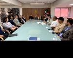 Foto de pessoas reunidas em volta de uma mesa de conciliação