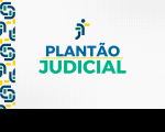 A imagem anuncia o "Plantão Judicial" com um fundo branco. As palavras "PLANTÃO JUDICIAL" estão em letras maiúsculas,negrito, nas cores azul, verde e amarelo, separadas por uma linha amarela. O logotipo  do TRT está na parte superior da imagem e formas geométricas coloridas adornam a imagem.
