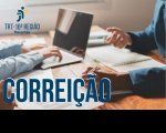 Recorte fotográfico de mão, à direita, segurando caneta enquanto a outra gesticula. À esquerda, outras mãos digitam em um notebook. No canto inferior esquerdo, vê-se a palavra CORREIÇÃO em maiúsculas na cor azul. No canto superior esquerdo, a logomarca do TRT-16.