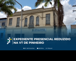 Arte feita com a foto da fachada da VT de Pinheiro. Informação no Rodapé: Expediente Presencial Reduzido na VT de Pinheiro