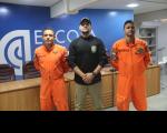 Imagens de um policial judicial e dois homens do corpo de bombeiros. Posicionados no centro do auditório da EJUD