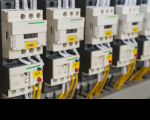 Foto de quadro de luz, mostrando disjuntores elétricos interligados.