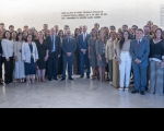 A imagem mostra dezenas de pessoas posicionadas uma ao lado da outra para um registro fotográfico. Ao centro da imagem estão o presidente do STF e CNJ ministro Luís Roberto Barroso, o vice-presidente do TST ministro Maurício Godinho Delgado e a presidente do TRT16 desa. Márcia Andrea Farias da Silva