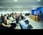 Foto mostra dezenas de servidores e servidoras sentadas no auditório da EJUD do TRT16. Diante delas, posicionadas no pulpito a juiza Carolina Burlamaqui faz a abertura da Semana de Extensão dos Servidores 2025.