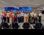 Foto mostra um grupo de pessoas formado por servidores e servidoras do TRT16. Todos estão posicionados em pé no auditório da EJUD.