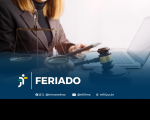 Foto parcial de uma mulher de cabelos claros, usando blazer marrom, segurando um celular na mão esquerda e um martelo de juiz na mão direita, em frente a um notebook aberto. Ao seu lado, vê-se uma balança, representando a Justiça. Em primeiro plano, uma tarja azul com o texto branco FERIADO ao lado da logomarca do TRT-16. Abaixo do texto, os ícones e endereços do TRT-16 nas redes sociais.