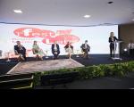 Foto mostra a presidente do TRT16, desa. Márcia Andrea Farias da Silva falando na abertura do 1º FastLabs NE. Ao dela, autoridades sentadas. Ao fundo um telão projeta a logo do 1º FestLabs Nordeste.