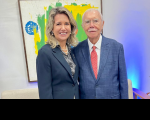 Foto mostra a presidente do TRT-16, desembargadora Márcia Andrea Farias da Silva ao lado do ex-presidente José Sarney, durante homenagem na FIEMA