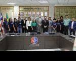 Foto mostra dezenas de pessoas posicionadas de maneira em pé. Entre as autoridades presentes está a presidente do TRT-16 des. Márcia Andrea Farias da Silva
