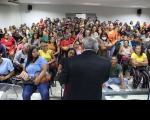 Foto mostra dezenas de pessoas sentadas no auditório do Fórum Astolto Serra (sede das varas trabalhistas de São Luis).