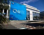 Foto do prédio do CNJ em Brasília. Detalhe da placa de identificação do CNJ no primeiro plano.