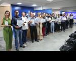 Foto mostra servidores que atual no 1º e 2º Graus da Justiça do Trabalho no Maranhão. Eles estão em pé e perfilados, cada um segura um troféu e um certificado.