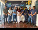 Foto mostra oito pessoas posicionadas em pé, sendo uma mulher. Ao fundo, um cartaz com o nome:  Secretaria Municipal de Segurança Pública da cidade de Estreito