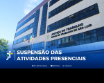 Imagem da fachada do Fórum Astolfo Serra. Na parte inferior, tarja azul e texto branco SUSPENSÃO DAS ATIVIDADES PRESENCIAIS.