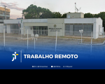 Foto da fachada da Vara do Trabalho de São João dos Patos, onde se vê prédio com paredes claras e grade branca. Abaixo, tarja azul em degradê, onde se lê TRABALHO REMOTO.