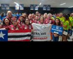 Foto mostra um grupo formado por homens e mulheres reunidos. No primeiro detalhe das bandeiras do estado do Maranhão, da ASTRA XVI e uma placa com o no Maranhão.