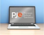 Arte feita com uma imagem de um nootbook sobre uma bancada. Ao centro o nome PJE Processo Judicial Eletrônico