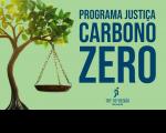Arte com fundo verde claro. Na esquerda uma imaegem de uma árvore e a imagem de uma balança. Na direita a informação: PROGRAMA JUSTIÇA CARBONO ZERO. E a logomarca do TRT-16