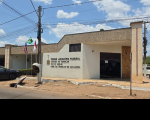 Foto mostra a fachada de uma prédio. Na parede a informação: PODER JUDICIÁRIO FEDERAL. JUSTIÇA DO TRABALHO 16ª REGIÃO. VARA DO TRABALHO DE AÇAILÂNDIA