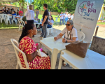 Foto mostra duas mulheres sentadas à mesa. Ao fundo um banner com a informação: Pop Rua Jud Maranhão